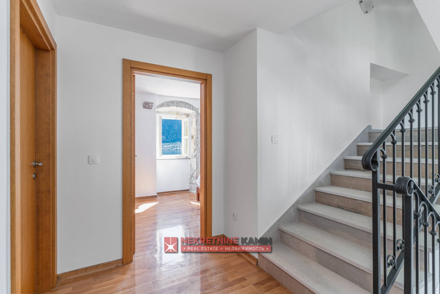 Комерційна нерухомість, 8611 м², 4 500 000$ — FAKTOR
